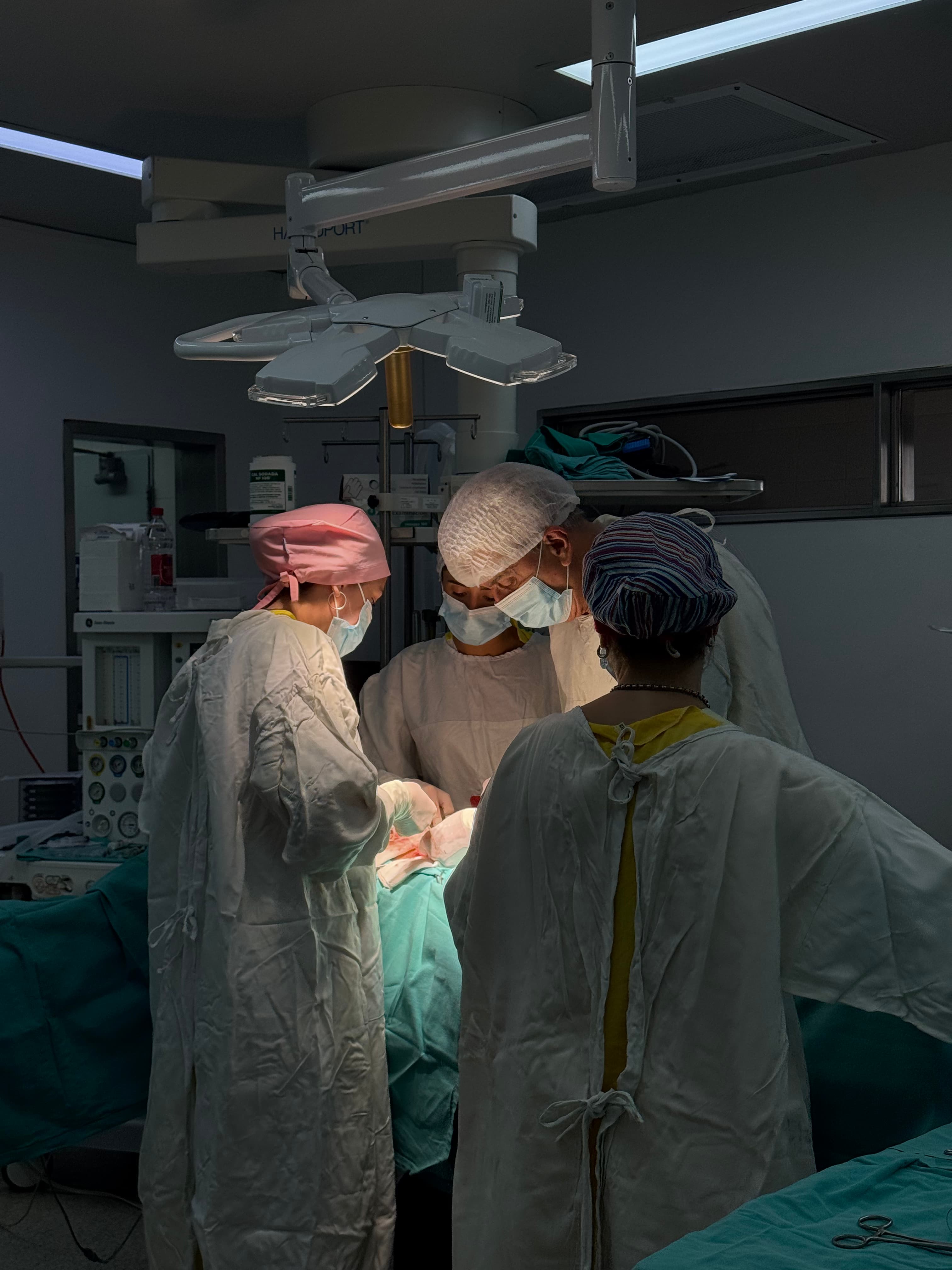 Equipo médico en quirófano